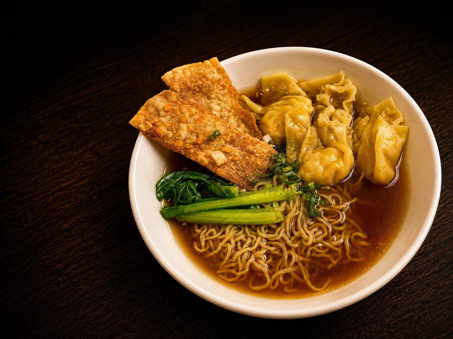 Soupe de nouilles et raviolis aux crevettes avec bok choy et galettes croustillantes